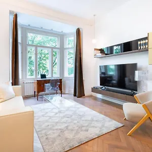 Elegant Paris Ave With A Terrace Apartment