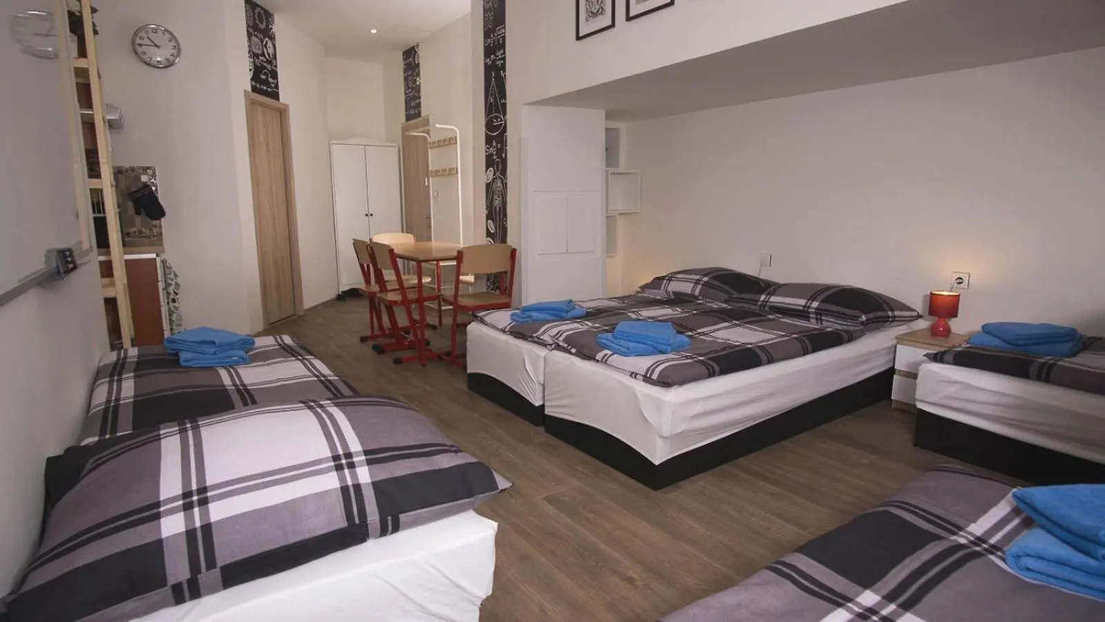 School Apartment - Your Unique Place In Prague By Metro Vysehrad